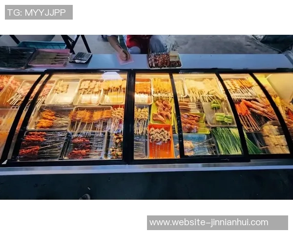 媒体人分享与亚当斯赛后夜宵合影羊肉串烧烤尽享美味时光