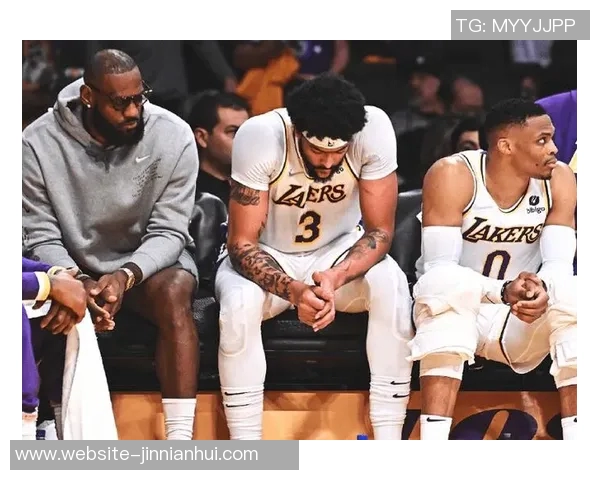 女友现场观战克莱表现失常末节未上场仅得8分失误2次令人失望