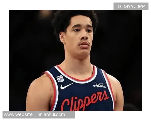 豪泽坚持三分出手21次直言追求纪录不愿投两分球 豪泽坚持三分出手21次直言追求纪录不愿投两分球