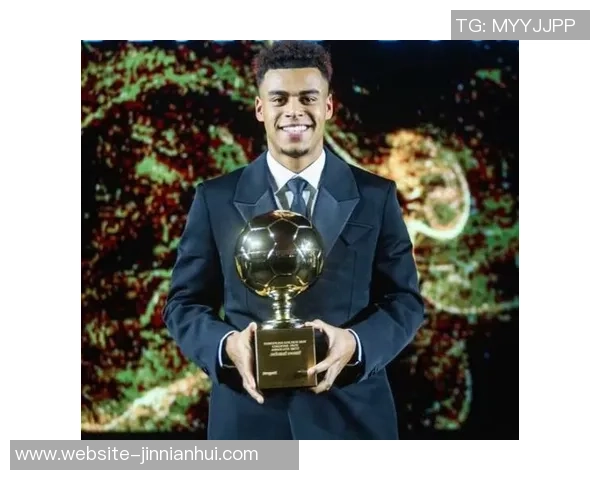 杜埃荣获2025年欧洲金童奖巴黎官方社媒发布祝贺海报 杜埃荣获2025年欧洲金童奖巴黎官方社媒发布祝贺海报