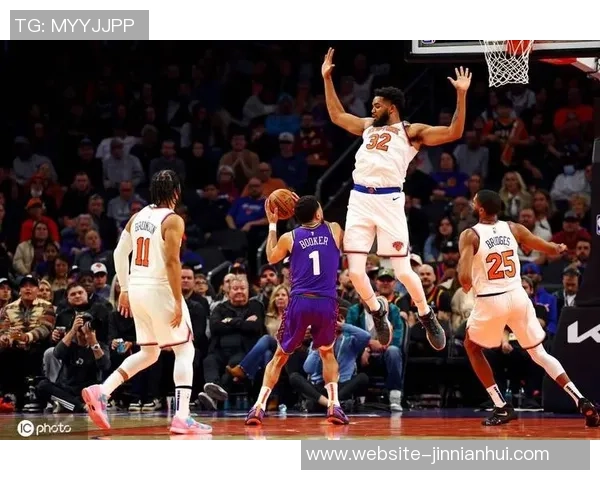 布克强势表现引领球队胜利19投10中斩获31分5篮板3助攻1抢断