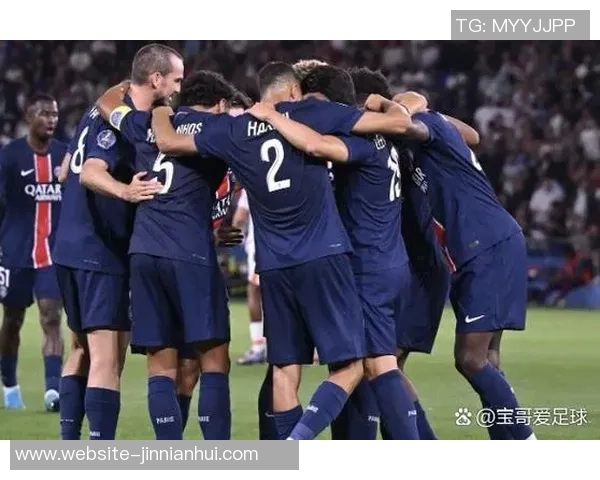 巴黎圣日耳曼球迷热烈庆祝李刚仁与阿什拉夫荣获大奖